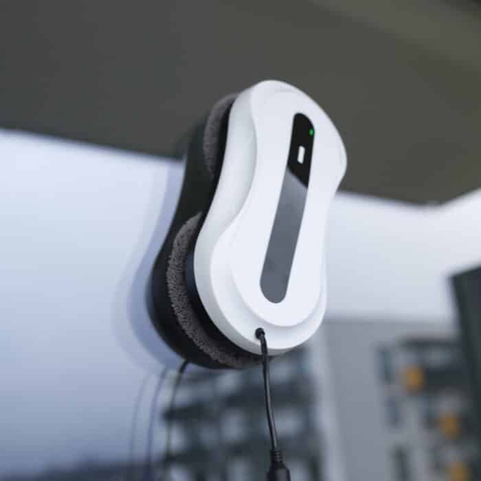 Langų valymo robotas valo lango stiklą